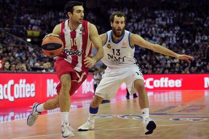 Sloukas ante la defensa de Sergio Rodriguez en la final de la Euroliga