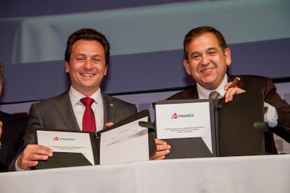 Emilio Lozoya (izquierda) y Alonso Ancira en una firma de convenio para la adquisición de productos siderúrgicos producidos en México entre Canacero y Pemex, en septiembre de 2013.