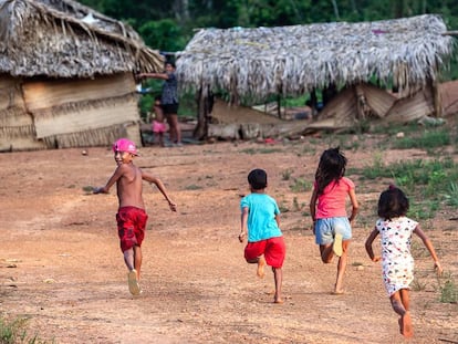 Varios niños corretean por una aldea del pueblo arara, en Pará, en 2019.