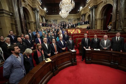 Catalan government and pro independence deputies sing the Catalan anthem after the Catalan regional Parliament declared independence from Spain in Barcelona, October 27, 2017. REUTERS/Albert Gea