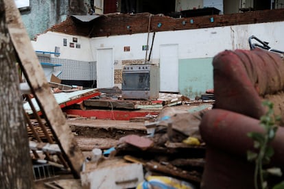 El interior de una vivienda destruida por el ciclón extratropical en Roca Sales.