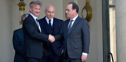 Sean Penn, a su llegada al Elíseo, junto al presidente francés Francois Hollande.