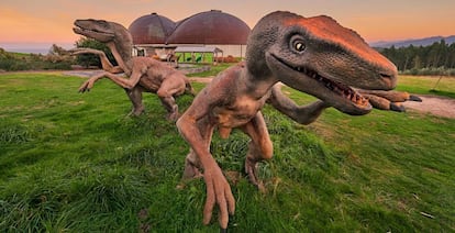 Velocirraptores en el Museo Jurásico de Asturias, en Colunga.