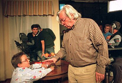 Antonio Mercero y Cristopher Torres durante el rodaje de la serie.