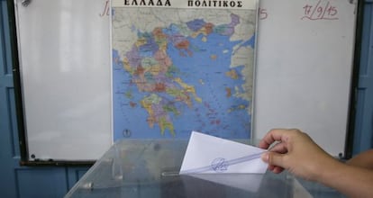 Un votante en Atenas el domingo.