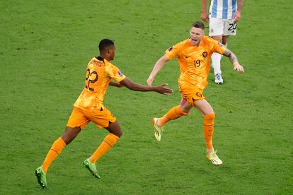 Wout Weghorst celebra el primer gol de su selección.