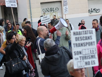 Cientos de vecinos del barrio del Carmel de Barcelona en la manifestación de este viernes por la tarde convocada por el Consell Veïnal del Turó de la Rovira contra la masificación turística.