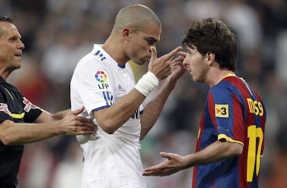 Pepe y Messi en un clásico de 2011