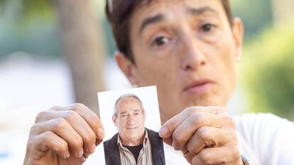 María Pilar Gómez sostiene una imagen de su padre, Samuel Gómez, fallecido en el Hospital de Vic tras contraer la malaria durante una intervención quirúrgica.