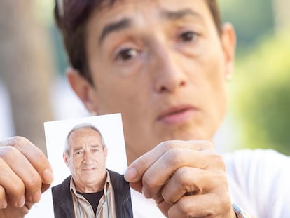 María Pilar Gómez sostiene una imagen de su padre, Samuel Gómez, fallecido en el Hospital de Vic tras contraer la malaria durante una intervención quirúrgica.