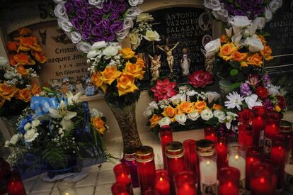 Flores y velas decoran los nichos del cementerio de Pamplona (España) el día de Todos los Santos.
