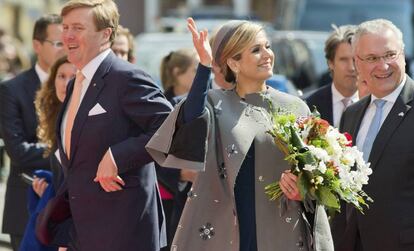 La reina Máxima, con el polémica abrigo, y el rey Guillermo-Alejandro de Holanda.