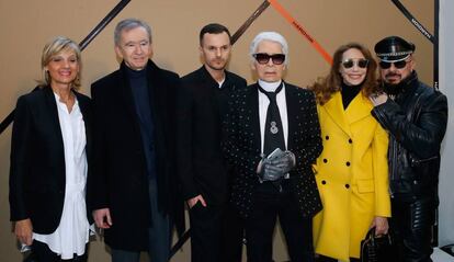 Bernard Arnault, su esposa Helene Arnault, el estilista Kris Van Assche, el dise&ntilde;ador Karl Lagerfeld, Marisa Berenson y Peter Marino, despu&eacute;s del desfile de Dior, en Par&iacute;s.