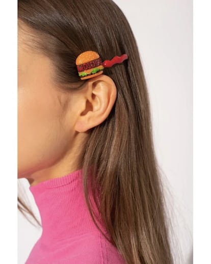 Moschino. El universo pop de Jeremy Scott también se fija sobre el cabello con esta horquilla de resina y latón en forma de hamburguesa.