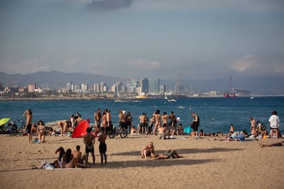 Bañistas en la playa de la Barceloneta.