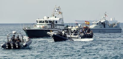 Patrulleras de la Guardia Civil y barcos de Gibraltar, en la bahía de Algeciras en agosto de 2013.