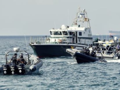 Patrulleras de la Guardia Civil y barcos de Gibraltar, en la bah&iacute;a de Algeciras en agosto de 2013.