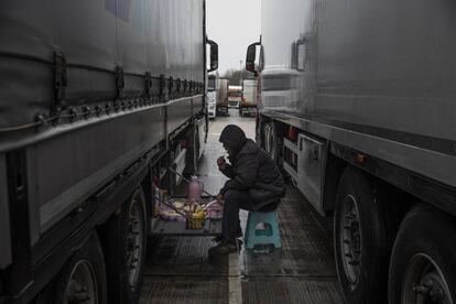 Un camionero almuerza en su camión mientras espera en una estación de servicio, en la M-20 en Dover (Reino Unido). La Asociación británica de Transportistas por Carretera (RHA, en inglés) pidió este lunes a los Gobiernos del Reino Unido y Francia encontrar una solución al cierre fronterizo dispuesto por las autoridades francesas por la crisis del coronavirus, para evitar que se desate el temor ante un posible desabastecimiento.