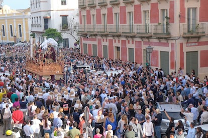 Asociación civil de la Abnegación, una de las de las denominadas despectivamente como "piratas", en su salida por el barrio sevillano de San Bernardo el pasado 16 de marzo.