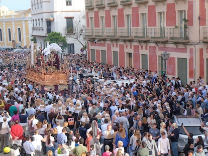 Asociación civil de la Abnegación, una de las de las denominadas despectivamente como "piratas", en su salida por el barrio sevillano de San Bernardo el pasado 16 de marzo.