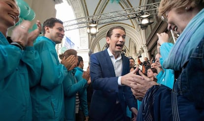 El conservador Sebastian Kurz saluda a sus partidarios en un acto de final de campaña, el viernes en Viena.