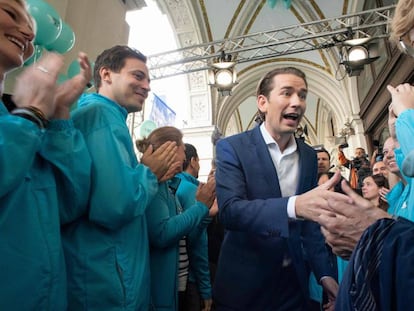 El conservador Sebastian Kurz saluda a sus partidarios en un acto de final de campaña, el viernes en Viena.
