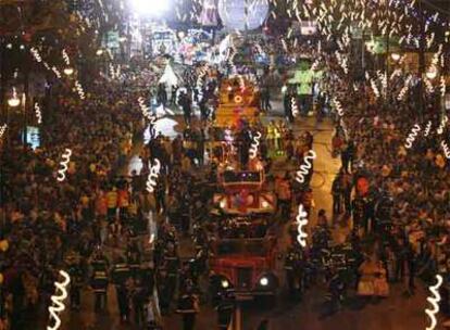 La comitiva de los Reyes Magos desfiló ayer por el paseo de la Castellana.