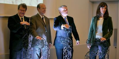 De izquierda a derecha, Jesús Cañada, presidente de la Delegación en Bizkaia del Colegio de Arquitectos Vasconavarro (COAVN); Ibon Areso, teniente de alcalde de Bilbao; Manel Paja, decano del COAVN y Matxalen Acasuso, de Bilbao Bizkaia Architecture.