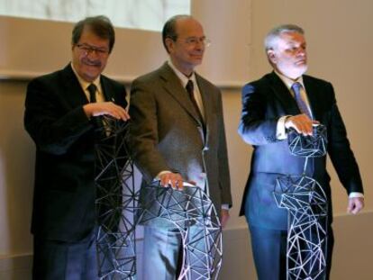 De izquierda a derecha, Jesús Cañada, presidente de la Delegación en Bizkaia del Colegio de Arquitectos Vasconavarro (COAVN); Ibon Areso, teniente de alcalde de Bilbao; Manel Paja, decano del COAVN y Matxalen Acasuso, de Bilbao Bizkaia Architecture.
