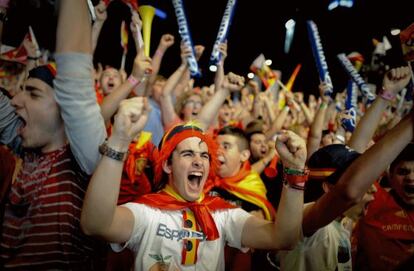 Un grupo de aficionados celebra uno de los goles de la selección española frente a Francia