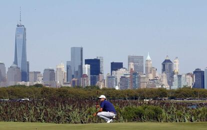 El jugador de golf Adam Scott de Australiafrente al skyline del Lower Manhattan de Nueva York.