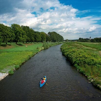 El río Neisse es este lugar bucólico que separa Alemania (orilla izquierda) de Polonia, una de las penúltimas fronteras de Europa: la Alemania unificada no la reconoció hasta 1990.