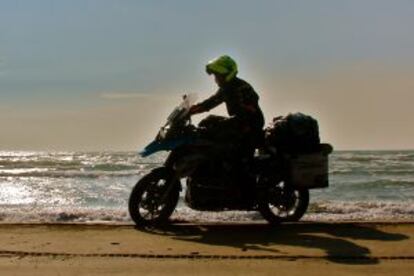 Miquel Silvestre en una playa de La Camarga, Francia.