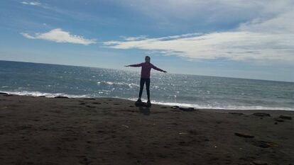 Fotografía cedida por Lola Rizo de su hija Marta en la playa de Portman, Murcia.