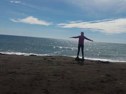 Fotografía cedida por Lola Rizo de su hija Marta en la playa de Portman, Murcia.