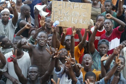 Manifestantes marfileños portan un cartel ("Chirac, peor que Bin Laden"), ayer en una marcha en Abiyán.