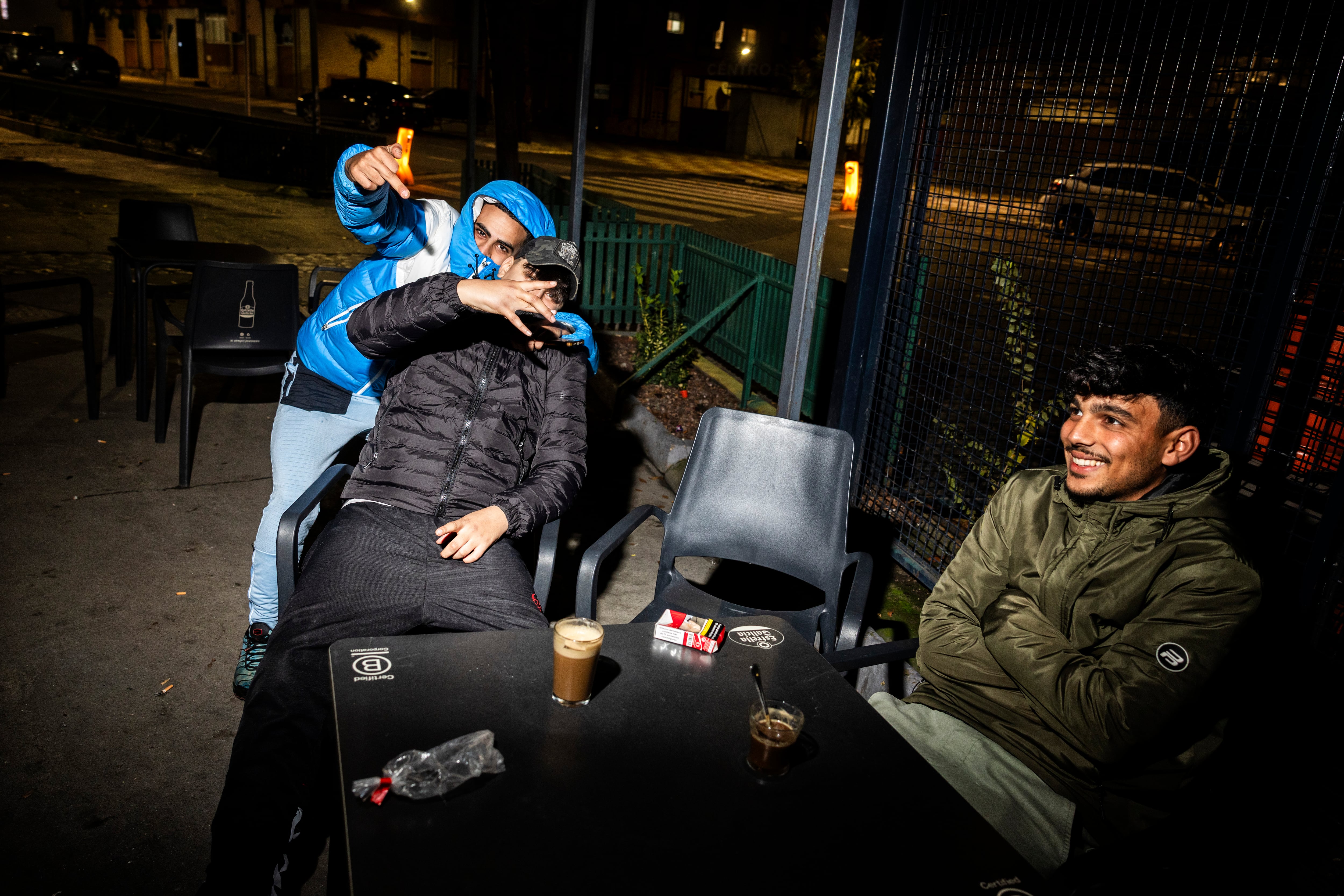 Aymen Bouamiech (derecha), de 24 años, cuyos padres emigraron a Talayuela cuando él era un bebé, junto a dos amigos en el municipio de Cáceres, este jueves.