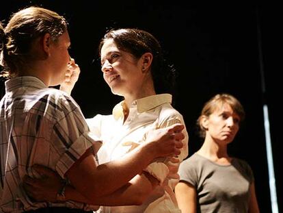 Beatriz Gras, Nerea Martín y Susana Hernández, durante un ensayo de 'Sentido del deber'.