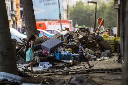 Dos niños juegan entre los escombros causados por las inundaciones en Verviers.