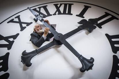 El rolejero Istvan Hanga ajusta la hora de un reloj enorme en la catedral de Kecskemét en la Casa Bozso de Colecciones de Relojes, en Kecskemét (Hungría).