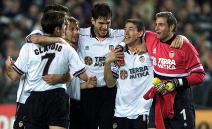 Piojo López, Djukic, Mendieta, Pellegrino, Kily González y Cañizares festejan el pase a la final de la Champions en 2000.