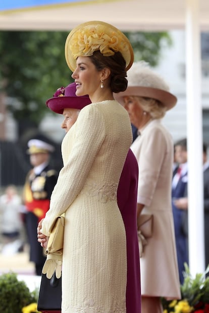 La reina Letizia junto a Isabel II durante la recepción oficial que la jefa de Estado británica, acompañada por su marido, el duque de Edimburgo ha ofrecido.
