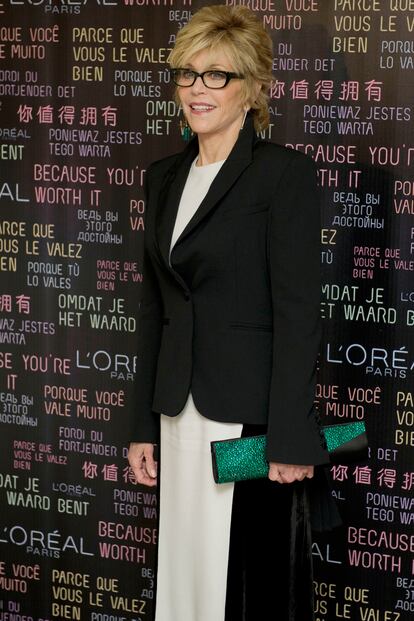 Jane Fonda con un dise?o blanco y negro de Stella McCartney y blazer.