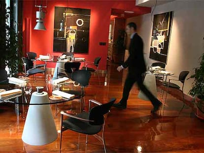 Comedor del restaurante Alboroque, en el centro de Madrid. Abajo, <i>crème brûlée</i> con infusión de azúcar y helado de vainilla.
