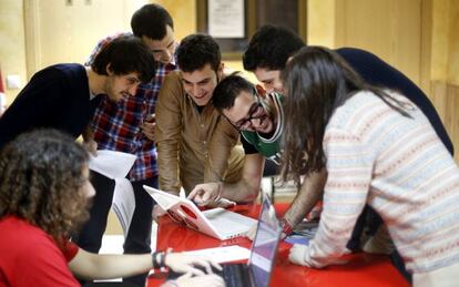 Reuni&oacute;n de j&oacute;venes socialistas en su local de Usera, en Madrid.