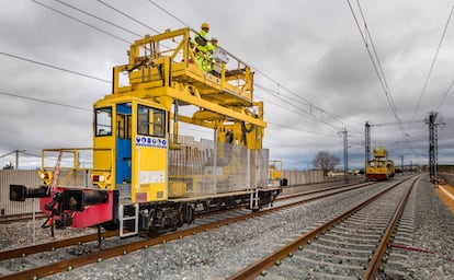 Instalación de catenaria para la electrificación de una línea ferroviaria gestionada por Adif.