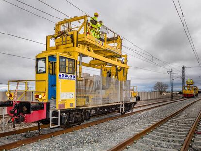 Instalación de catenaria para la electrificación de una línea ferroviaria gestionada por Adif.