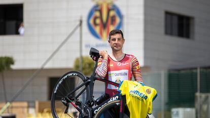 El ciclista vila-realense Sebastián Mora, patrocinado por el programa Endavant del Villarreal CF, fotografiado en la Ciutat Esportiva del club.