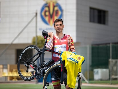 El ciclista vila-realense Sebastián Mora, patrocinado por el programa Endavant del Villarreal CF, fotografiado en la Ciutat Esportiva del club.