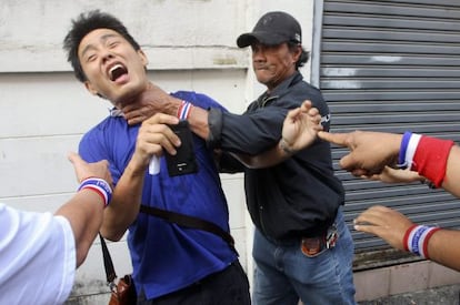 Un manifestante antiGobierno agrede a un votante este domingo.